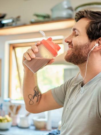 Man drinkt een proteineshake.