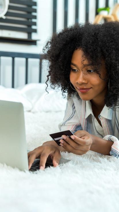 Vrouw voert een digitale betaling uit via haar laptop