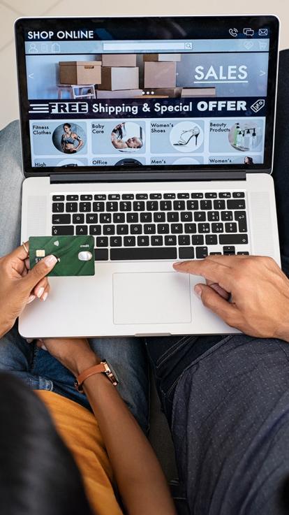 Een webshop op een laptop met verschillende kortingen in beeld