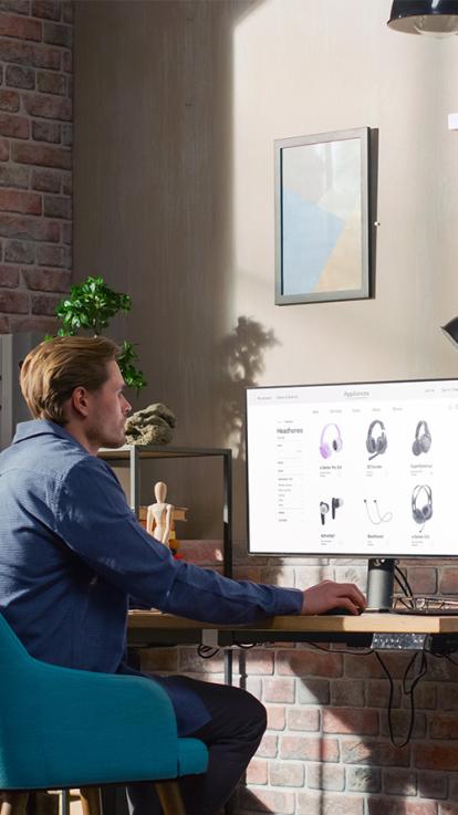 Man kijkt naar een webshop die koptelefoons verkoopt op een computerscherm