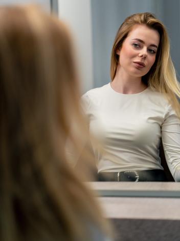 iemand kijkt naar zichzelf in de spiegel