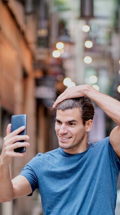 iemand doet z'n haar goed voor een selfie