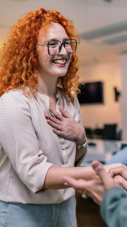 iemand krijgt felicitaties van een ander