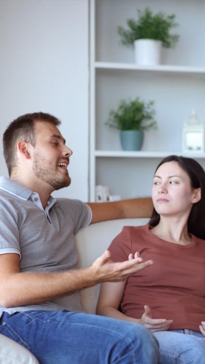 iemand praat en een ander kijkt afkeurend