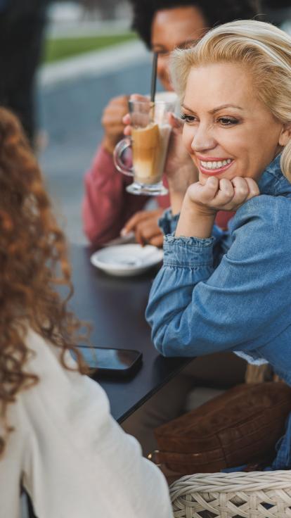 iemand lacht naar iemand anders 