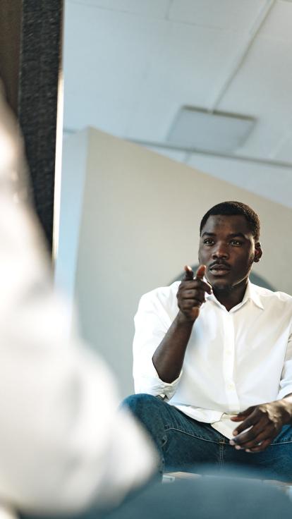 Iemand wijst naar zichzelf in de spiegel