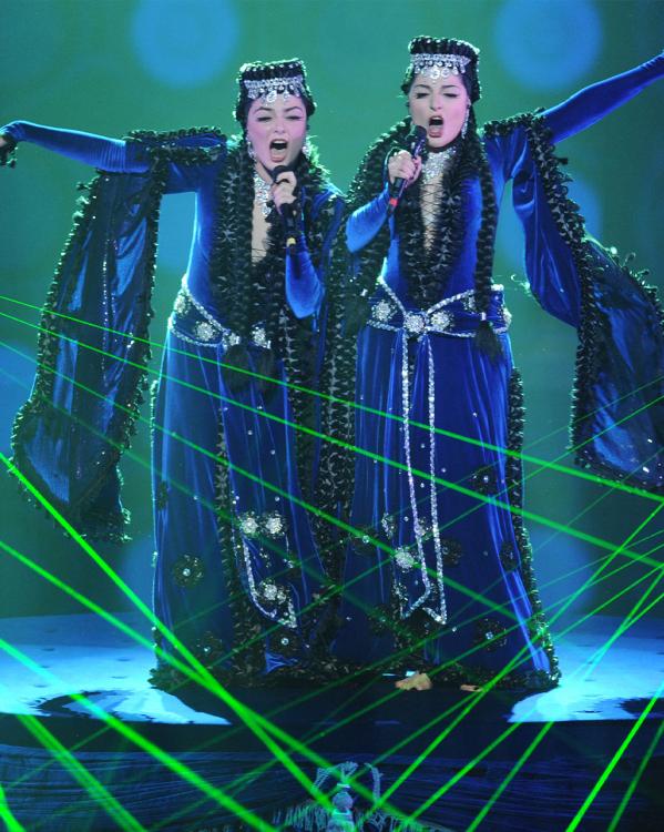 Inga & Anush op het podium met laserlichten tijdens het songfestival in 2009
