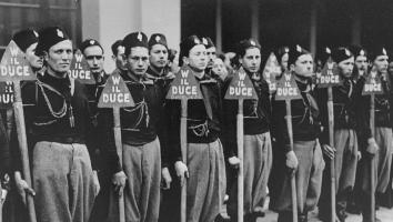 Italiaanse Zwarthemden op een rij, ze houden schoppen met 'il duce' erop vast