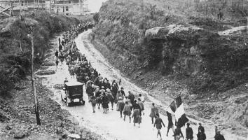 fascisten lopen in een lange rij richting Rome