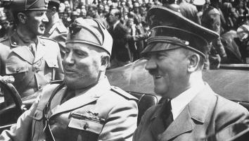 Hitler en Mussolini lachen samen in een open auto