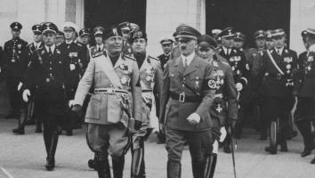 Mussolini en Hitler lopen samen weg bij een gebouw