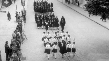 Leden van de fascistische jeugdbeweging in Italië marcheren door de straten