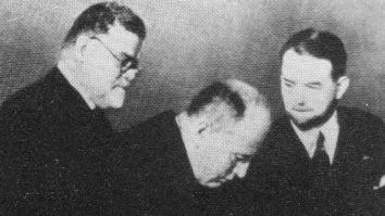 Gentile en Mussolini bekijken de eerste volumes van de Italiaanse Encyclopedie