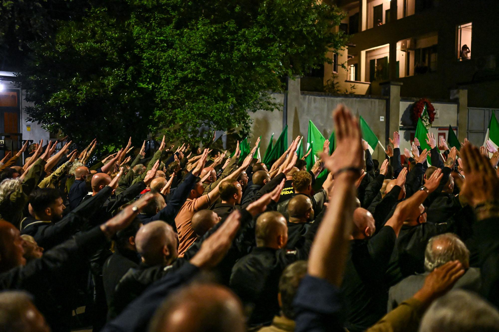 neo-fascisten doen de fascistengroet in Milaan