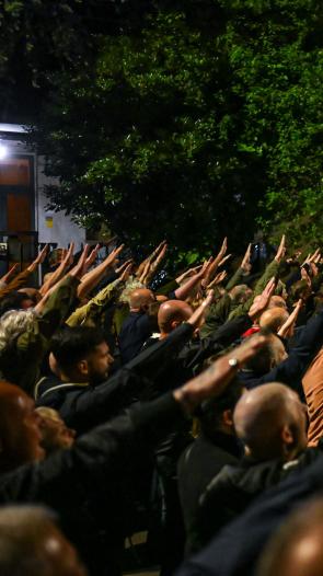 neo-fascisten doen de fascistengroet in Milaan
