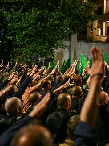 neo-fascisten doen de fascistengroet in Milaan
