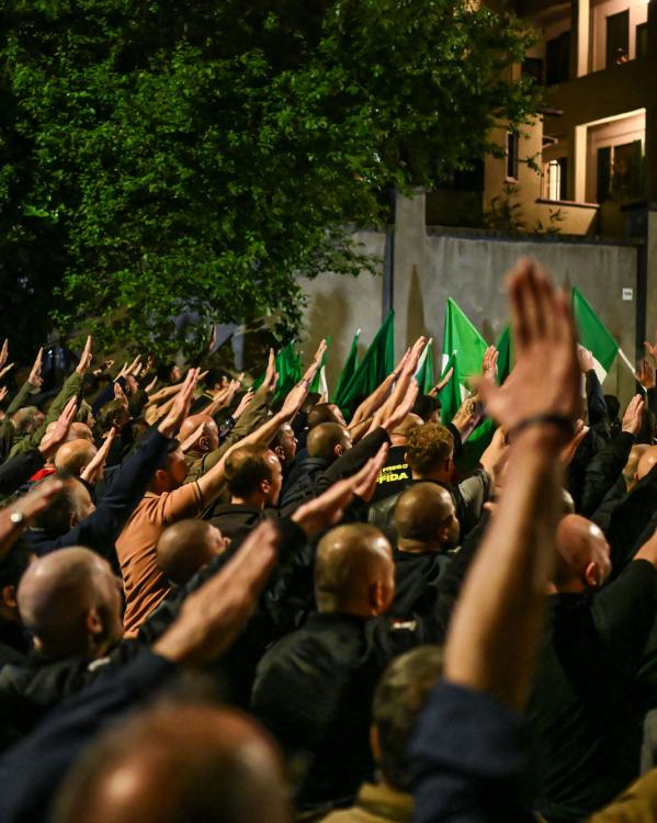 neo-fascisten doen de fascistengroet in Milaan