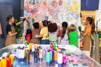 Kinderen die handverven