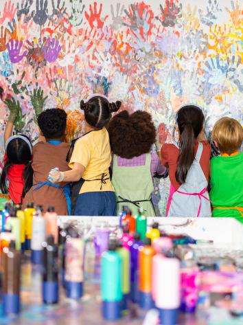 Kinderen die handverven