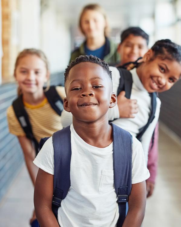 Een groep diverse kinderen