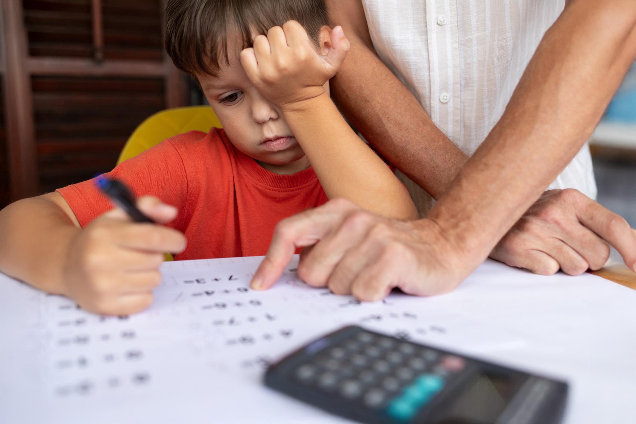 Jongen doet rekensommen