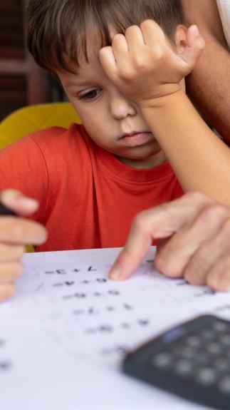 Jongen doet rekensommen