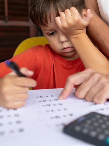 Jongen doet rekensommen