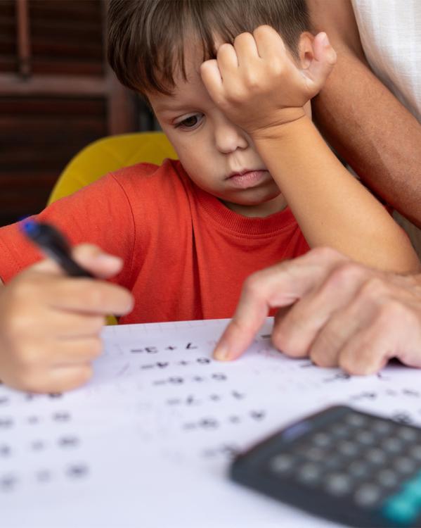 Jongen doet rekensommen
