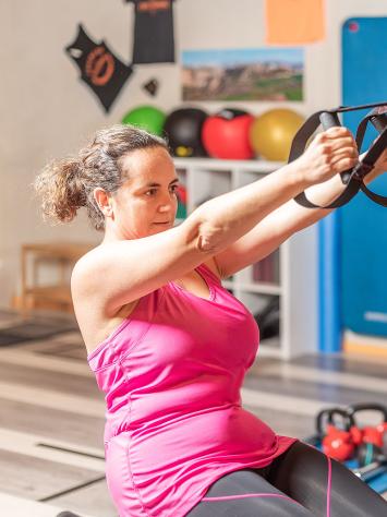 drie mensen volgen een groepsles in een fitnesszaal