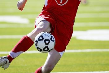 iemand aan het voetballen op een grasveld