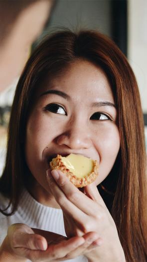 Vrouw neemt hap van een taartje