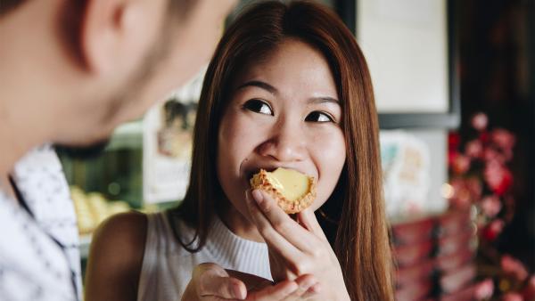 Vrouw neemt hap van een taartje