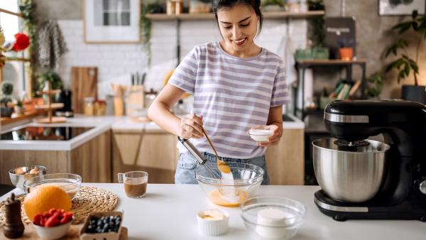 Vrouw voegt suiker toe aan beslag 