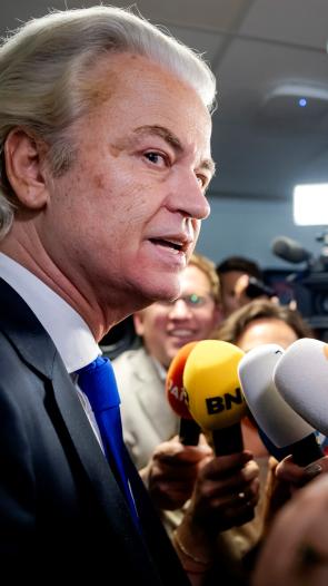 Wilders praat tegen microfoons van verschillende nieuwskanalen