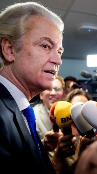 Wilders praat tegen microfoons van verschillende nieuwskanalen
