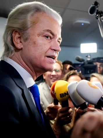 Wilders praat tegen microfoons van verschillende nieuwskanalen