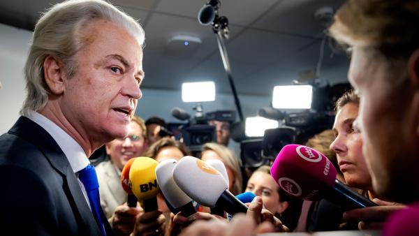 Wilders praat tegen microfoons van verschillende nieuwskanalen