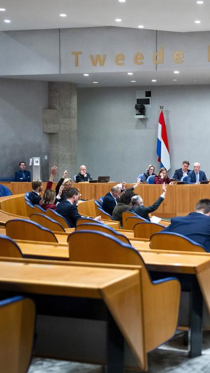 Verschillende politici steken hun hand op in de Tweede Kamer