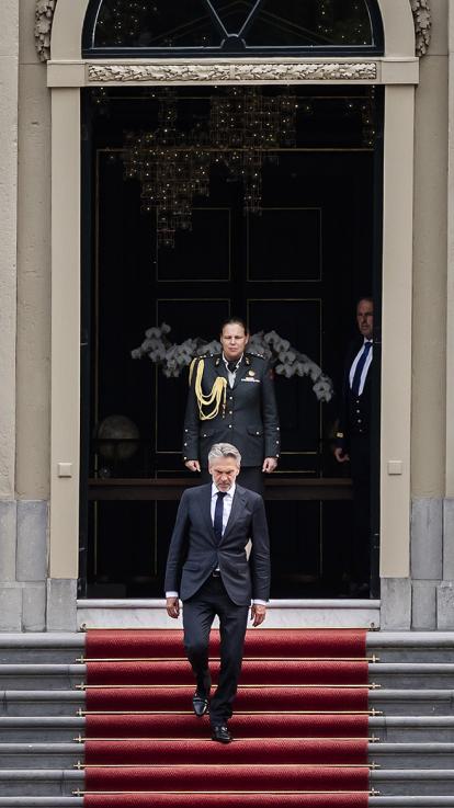 Schoof loopt de trap bij Paleis Huis ten Bosch af 