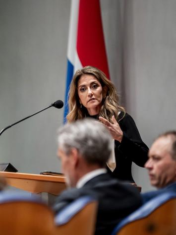 Yezilgöz spreekt tijdens debat in de Tweede Kamer
