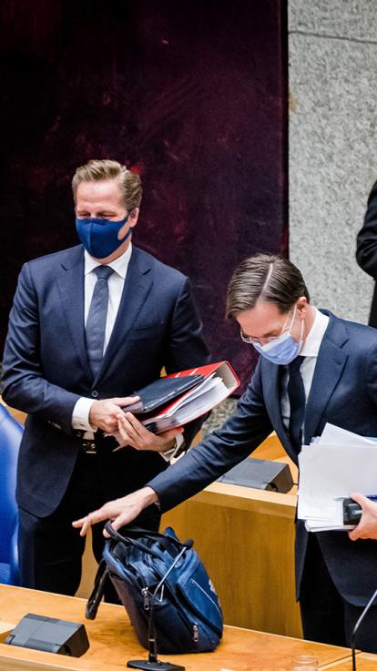 Hugo de Jonge en Mark Rutte met mondkap op in de Tweede Kamer