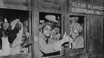 zwarte Zuid-Afrikanen in een trein voor 'Europeans only/Slegs blankes'