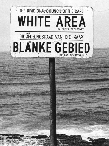 Bord op een strand met de tekst 'White area/Blanke gebied'