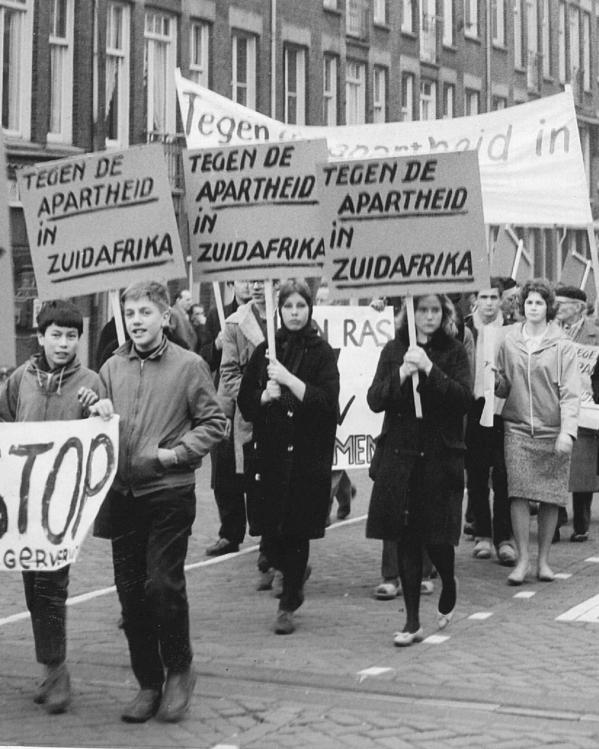 mensen lopen met protestborden tegen de apartheid in Zuid-Afrika