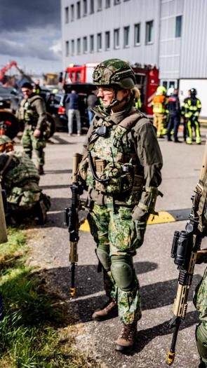 Nederlandse reservisten zijn bezig met een training.