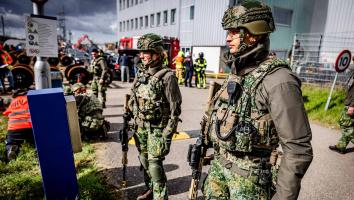 Nederlandse reservisten zijn bezig met een training.
