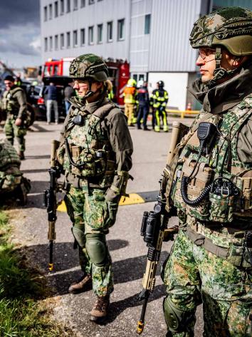 Nederlandse reservisten zijn bezig met een training.