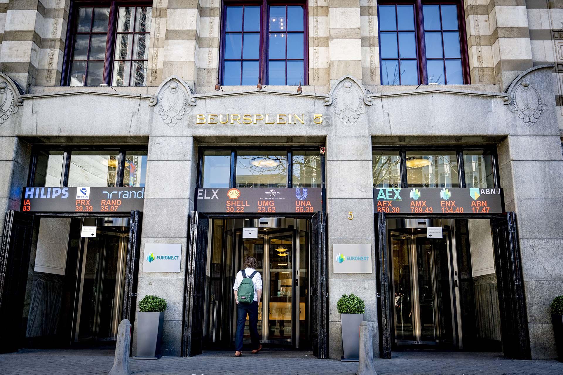 De in/uitgang van beursplein 5 in Amsterdam.