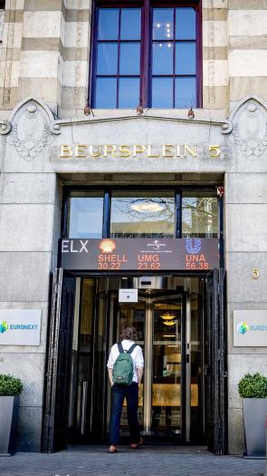 De in/uitgang van beursplein 5 in Amsterdam.