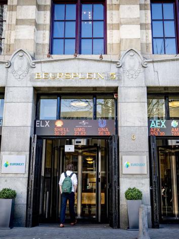 De in/uitgang van beursplein 5 in Amsterdam.